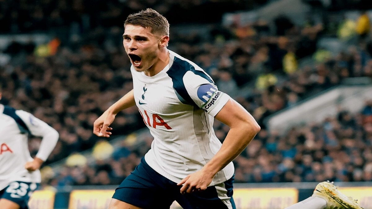 MU hướng tới Micky van de Ven của Tottenham Hotspur